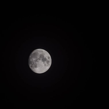 Moon Timelapse, Stock zamanaşımı: Dolunay karanlık gökyüzünde yükseliyor, gece vakti. Dolunay zamanı, gece karanlığında karanlık gökyüzünde ay ışığıyla birlikte kaybolur. Yüksek kaliteli beleş video kaydı veya zaman ayarlı