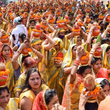 Yeni Delhi, Hindistan 3 Nisan 2022 - Jagannath Tapınağı sırasında Kalaşlı kadınlar Mangal Kalash Yatra, Hintli Hintli dindarlar üzerinde hindistan cevizi olan kutsal su dolu toprak kapları taşıyorlar