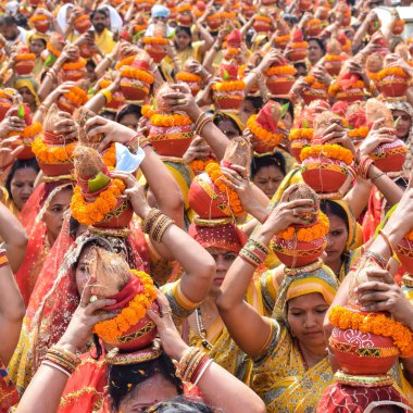 Yeni Delhi, Hindistan 3 Nisan 2022 - Jagannath Tapınağı sırasında Kalaşlı kadınlar Mangal Kalash Yatra, Hintli Hintli dindarlar üzerinde hindistan cevizi olan kutsal su dolu toprak kapları taşıyorlar