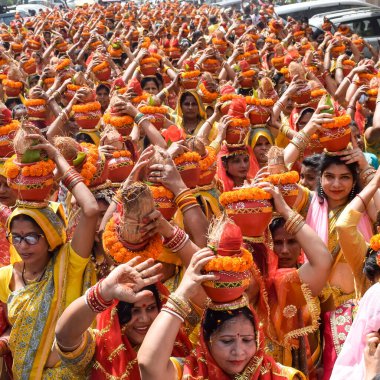 Yeni Delhi, Hindistan 3 Nisan 2022 - Jagannath Tapınağı sırasında Kalaşlı kadınlar Mangal Kalash Yatra, Hintli Hintli dindarlar üzerinde hindistan cevizi olan kutsal su dolu toprak kapları taşıyorlar