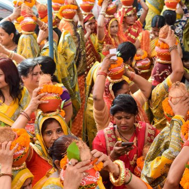 Yeni Delhi, Hindistan 3 Nisan 2022 - Jagannath Tapınağı sırasında Kalaşlı kadınlar Mangal Kalash Yatra, Hintli Hintli dindarlar üzerinde hindistan cevizi olan kutsal su dolu toprak kapları taşıyorlar