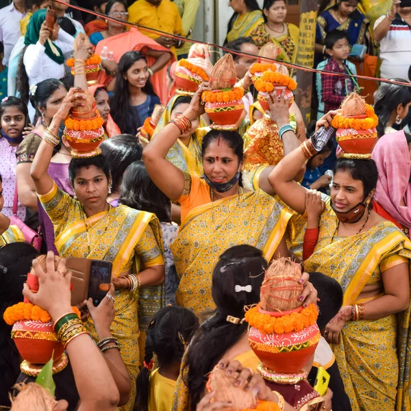 New Delhi Indie Duben 2022 Ženy Kalašem Hlavě Během Jagannath — Stock fotografie