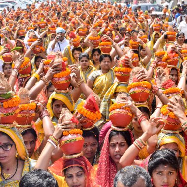 Yeni Delhi, Hindistan 3 Nisan 2022 - Jagannath Tapınağı sırasında Kalaşlı kadınlar Mangal Kalash Yatra, Hintli Hintli dindarlar üzerinde hindistan cevizi olan kutsal su dolu toprak kapları taşıyorlar