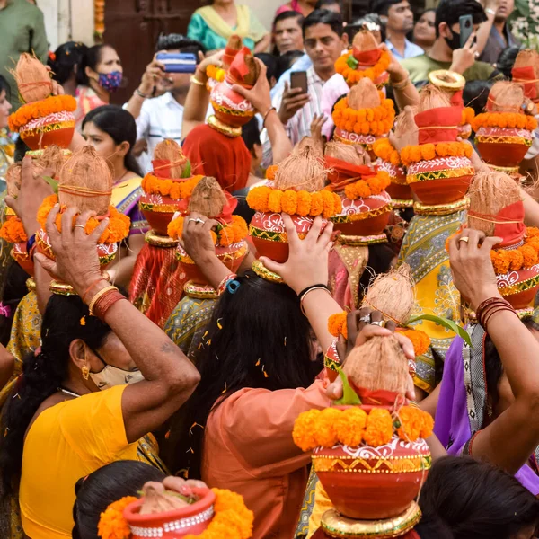 インド ニューデリー2022年4月3日 インド ヒンドゥ教徒の信者 ジャガナート寺院 マンガル カラシュ ヤトラ中にカラシュの頭を持つ女性は ココナッツを上にした神聖な水を含む土鍋を運ぶ — ストック写真