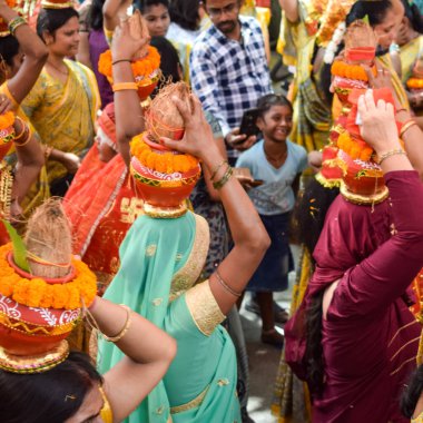 Yeni Delhi, Hindistan 3 Nisan 2022 - Jagannath Tapınağı sırasında Kalaşlı kadınlar Mangal Kalash Yatra, Hintli Hintli dindarlar üzerinde hindistan cevizi olan kutsal su dolu toprak kapları taşıyorlar