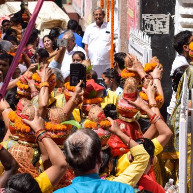 Yeni Delhi, Hindistan 3 Nisan 2022 - Jagannath Tapınağı sırasında Kalaşlı kadınlar Mangal Kalash Yatra, Hintli Hintli dindarlar üzerinde hindistan cevizi olan kutsal su dolu toprak kapları taşıyorlar