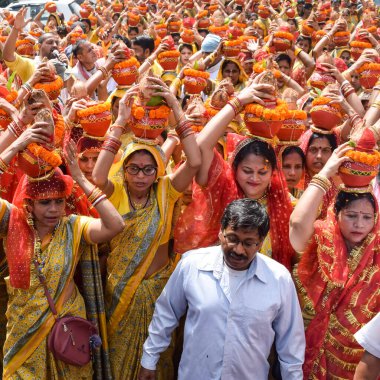 Yeni Delhi, Hindistan 3 Nisan 2022 - Jagannath Tapınağı sırasında Kalaşlı kadınlar Mangal Kalash Yatra, Hintli Hintli dindarlar üzerinde hindistan cevizi olan kutsal su dolu toprak kapları taşıyorlar