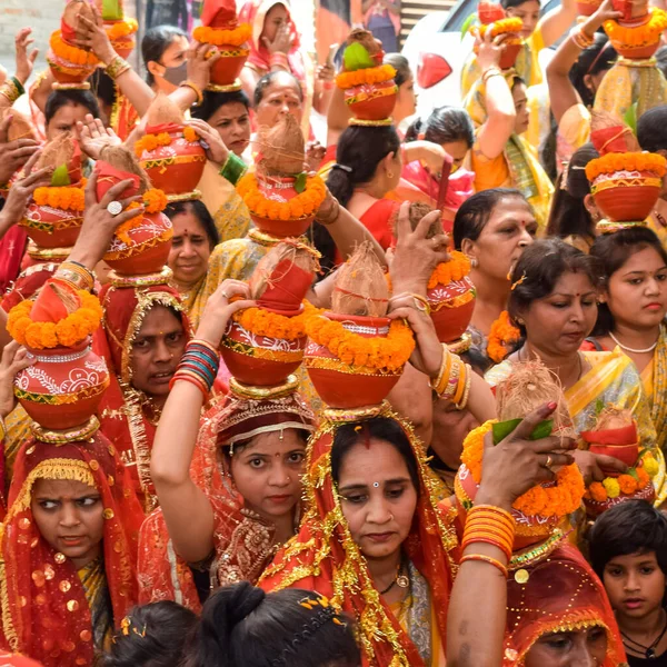 New Delhi Indie Kwietnia 2022 Kobiety Kalashem Głowie Podczas Jagannath — Zdjęcie stockowe