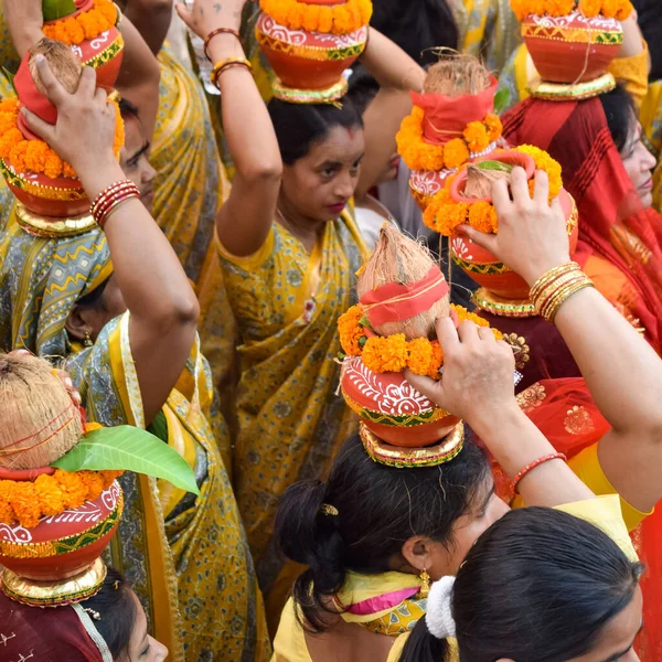 Nova Deli Índia Abril 2022 Mulheres Com Kalash Cabeça Durante — Fotografia de Stock