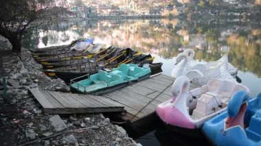 Nainital, Uttarakhand, Hindistan 'daki AVM yolu yakınlarındaki Naini Gölü' nün tam manzarası Nainital Gölü 'nün güzel manzarası ve mavi gökyüzü.