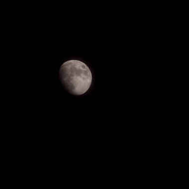 Moon Timelapse, Stock zamanaşımı: Dolunay karanlık gökyüzünde yükseliyor, gece vakti. Dolunay zamanı, gece karanlığında karanlık gökyüzünde ay ışığıyla birlikte kaybolur. Yüksek kaliteli beleş video kaydı veya zaman ayarlı