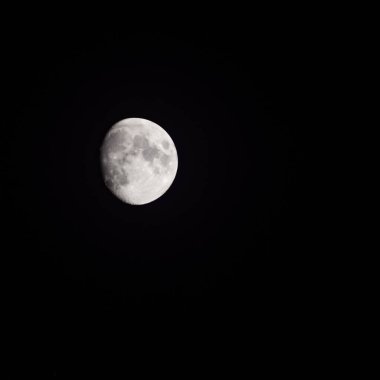 Moon Timelapse, Stock zamanaşımı: Dolunay karanlık gökyüzünde yükseliyor, gece vakti. Dolunay zamanı, gece karanlığında karanlık gökyüzünde ay ışığıyla birlikte kaybolur. Yüksek kaliteli beleş video kaydı veya zaman ayarlı