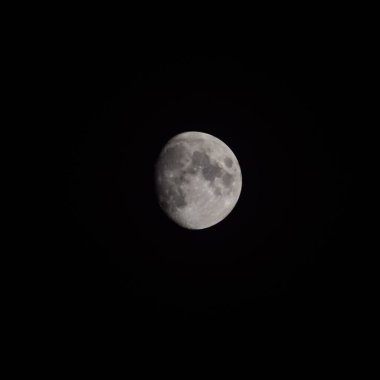 Moon Timelapse, Stock zamanaşımı: Dolunay karanlık gökyüzünde yükseliyor, gece vakti. Dolunay zamanı, gece karanlığında karanlık gökyüzünde ay ışığıyla birlikte kaybolur. Yüksek kaliteli beleş video kaydı veya zaman ayarlı