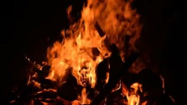 Siyah arka planda alevler, alev alev dokusu arka planda, çok güzel, ateş yanıyor, ateş odun ve inek gübresi ateşiyle yanıyor.