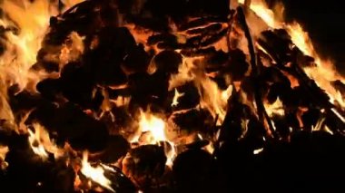 Siyah arka planda alevler, alev alev dokusu arka planda, çok güzel, ateş yanıyor, ateş odun ve inek gübresi ateşiyle yanıyor.