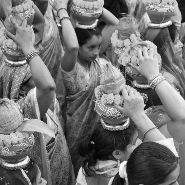 Delhi, Hindistan 3 Nisan 2022 - Jagannath Tapınağı sırasında Kalaşlı kadınlar Mangal Kalash Yatra, Hint Hindu dindarları üzerinde hindistancevizi ve siyah-beyaz hindistan cevizi içeren toprak kapları taşıyorlar