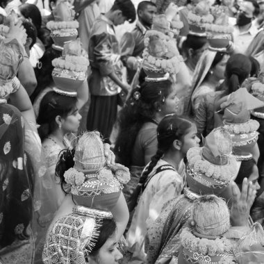 Delhi, Hindistan 3 Nisan 2022 - Jagannath Tapınağı sırasında Kalaşlı kadınlar Mangal Kalash Yatra, Hint Hindu dindarları üzerinde hindistancevizi ve siyah-beyaz hindistan cevizi içeren toprak kapları taşıyorlar