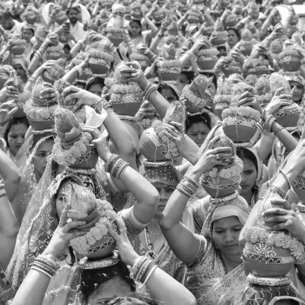 Delhi India Abril 2022 Mujeres Con Kalash Cabeza Durante Templo —  Fotos de Stock