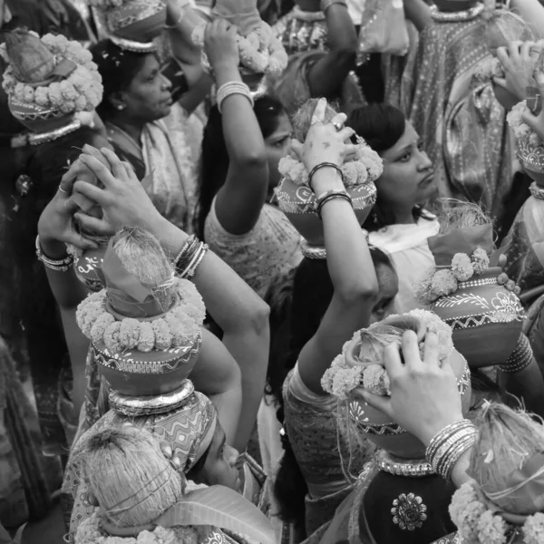 Delhi India Abril 2022 Mujeres Con Kalash Cabeza Durante Templo —  Fotos de Stock