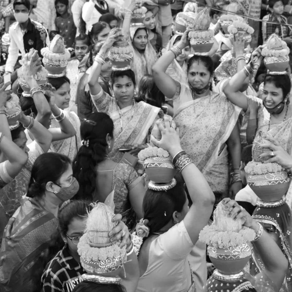 Delhi India Abril 2022 Mujeres Con Kalash Cabeza Durante Templo —  Fotos de Stock