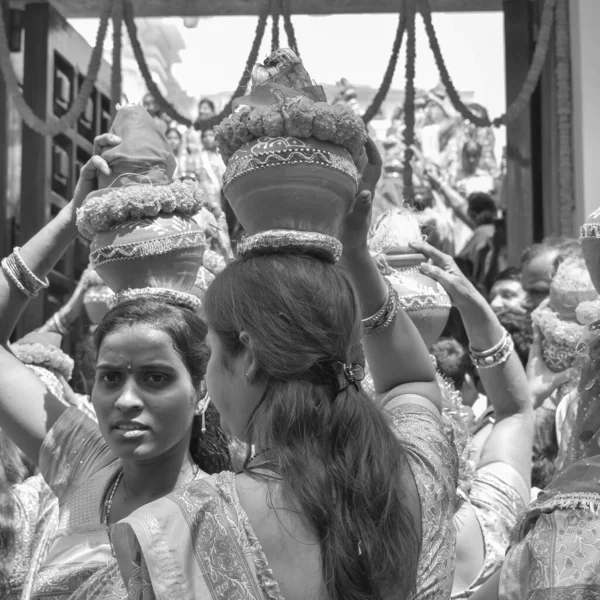 2022年4月3日インド デリー インドのヒンドゥ教徒の信者 ジャガナート寺院マンガル カラシュ ヤトラ中にカラシュ頭の上にカラシュを持つ女性は 黒と白の上にココナッツと神聖な水を含む土鍋を運ぶ — ストック写真
