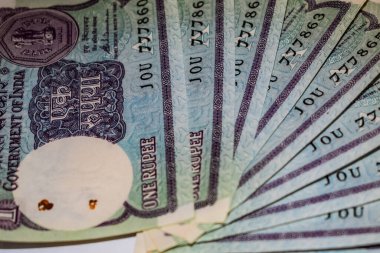 Masada eski bir rupi, dönen masada Hindistan parası. Eski Hint Para Birimi notları masanın üzerinde, Hint Para Birimi masanın üstünde.