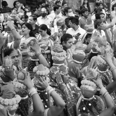 Delhi, Hindistan 3 Nisan 2022 - Jagannath Tapınağı sırasında Kalaşlı kadınlar Mangal Kalash Yatra, Hint Hindu dindarları üzerinde hindistancevizi ve siyah-beyaz hindistan cevizi içeren toprak kapları taşıyorlar