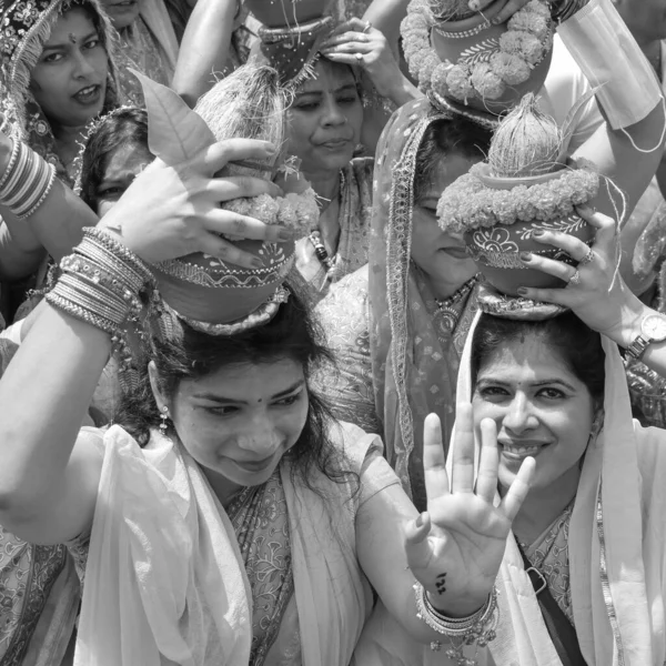 Delhi Indien April 2022 Kvinnor Med Kalash Huvudet Jagannath Temple — Stockfoto