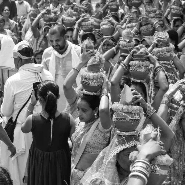 Delhi Índia Abril 2022 Mulheres Com Kalash Cabeça Durante Templo — Fotografia de Stock