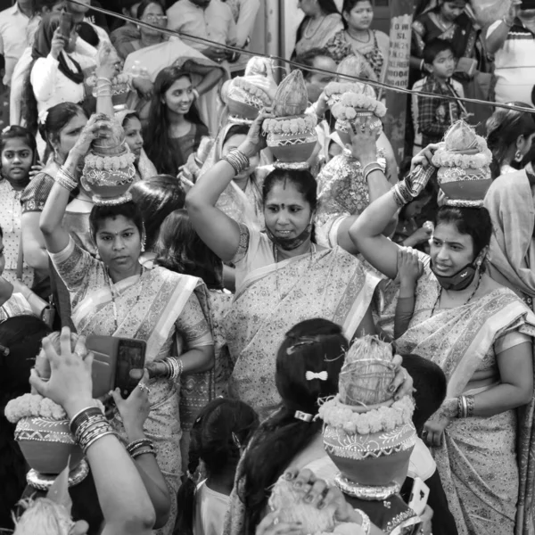 Delhi India Abril 2022 Mujeres Con Kalash Cabeza Durante Templo —  Fotos de Stock