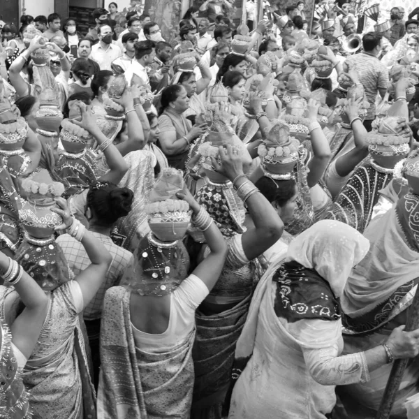 Дели Индия Апреля 2022 Года Женщины Калашем Голове Время Храма — стоковое фото