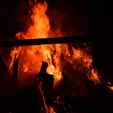 Siyah arka planda alevler, alev alev dokusu arka planda, çok güzel, ateş yanıyor, ateş odun ve inek gübresi ateşiyle yanıyor.