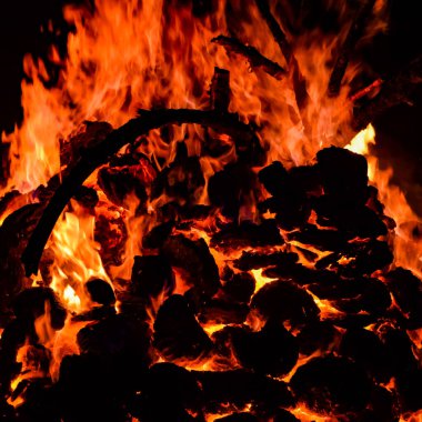 Siyah arka planda alevler, alev alev dokusu arka planda, çok güzel, ateş yanıyor, ateş odun ve inek gübresi ateşiyle yanıyor.