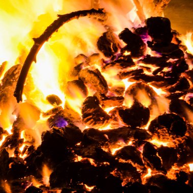 Siyah arka planda alevler, alev alev dokusu arka planda, çok güzel, ateş yanıyor, ateş odun ve inek gübresi ateşiyle yanıyor.