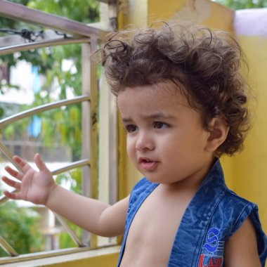 Şirin küçük çocuk Shivaay yaz zamanı evde balkonda, tatlı küçük çocuk gün ışığında fotoşop, küçük çocuk fotoğraf çekimi sırasında evde eğleniyor.