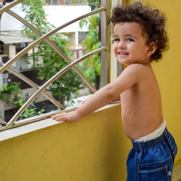Симпатичный Мальчик Shivaay Домашнем Балконе Летнее Время Sweet Маленький Мальчик — стоковое фото