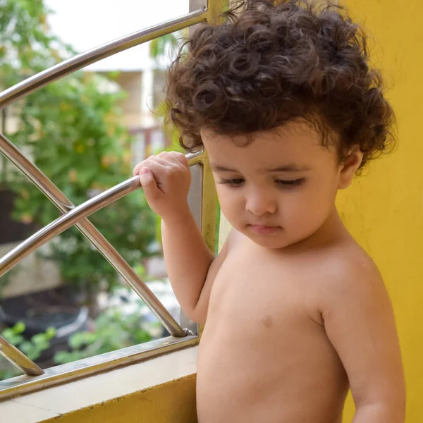 Bonito Menino Shivaay Casa Varanda Durante Verão Doce Menino Fotocaça — Fotografia de Stock