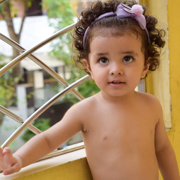 Şirin küçük çocuk Shivaay yaz zamanı evde balkonda, tatlı küçük çocuk gün ışığında fotoşop, küçük çocuk fotoğraf çekimi sırasında evde eğleniyor.
