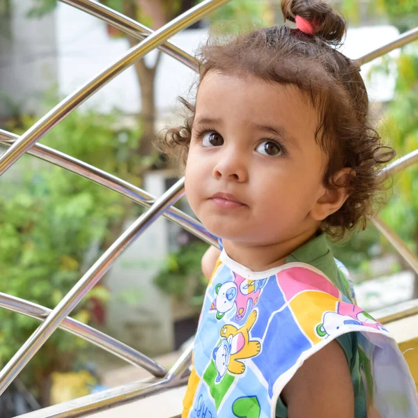 Şirin küçük çocuk Shivaay yaz zamanı evde balkonda, tatlı küçük çocuk gün ışığında fotoşop, küçük çocuk fotoğraf çekimi sırasında evde eğleniyor.