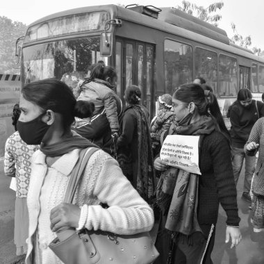 Delhi, Hindistan 25 Aralık 2021 - Delhi Sözleşmeli Konuk Öğretmenler Delhi AAP Hükümetini politika yaptıkları için protesto eden posterler, bayraklar ve graffitilerle, Delhi Öğretmeni Siyah ve Beyaz 'ı protesto etti