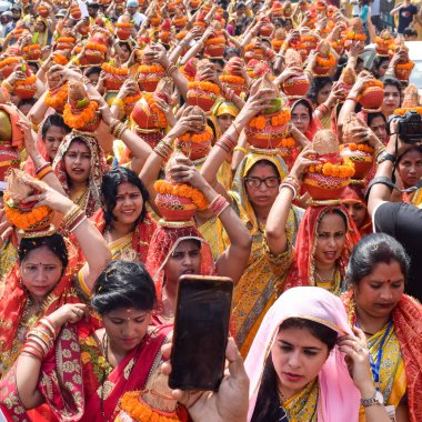 Yeni Delhi, Hindistan 3 Nisan 2022 - Jagannath Tapınağı sırasında Kalaşlı kadınlar Mangal Kalash Yatra, Hintli Hintli dindarlar üzerinde hindistan cevizi olan kutsal su dolu toprak kapları taşıyorlar