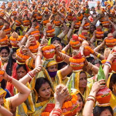 Yeni Delhi, Hindistan 3 Nisan 2022 - Jagannath Tapınağı sırasında Kalaşlı kadınlar Mangal Kalash Yatra, Hintli Hintli dindarlar üzerinde hindistan cevizi olan kutsal su dolu toprak kapları taşıyorlar