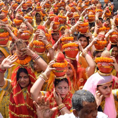 Yeni Delhi, Hindistan 3 Nisan 2022 - Jagannath Tapınağı sırasında Kalaşlı kadınlar Mangal Kalash Yatra, Hintli Hintli dindarlar üzerinde hindistan cevizi olan kutsal su dolu toprak kapları taşıyorlar