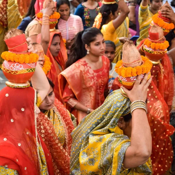 Νέο Δελχί Ινδία Απριλίου 2022 Γυναίκες Kalash Στο Κεφάλι Κατά — Φωτογραφία Αρχείου
