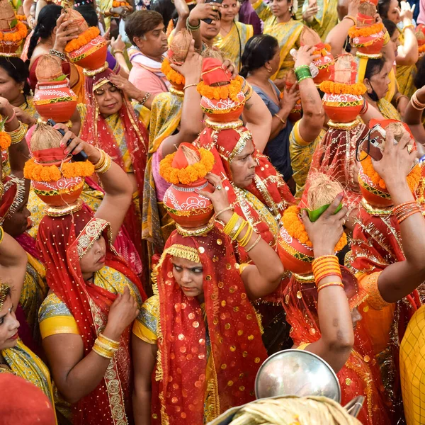 Yeni Delhi Hindistan Nisan 2022 Jagannath Tapınağı Sırasında Kalaşlı Kadınlar — Stok fotoğraf