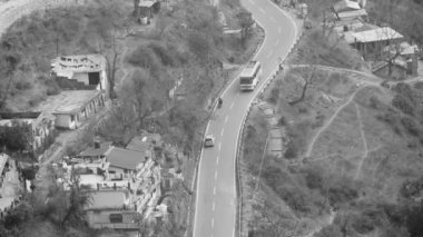 Nainital, Uttarakhand, Hindistan 'daki dağlarda giden trafik araçlarının yukarıdan görünüşü, Siyah ve Beyaz trafik araçlarının hareketleri için dağın tepesinden görüntüsü