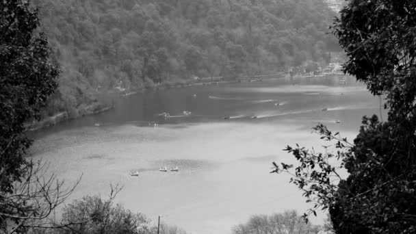ナイニアル湖側の山々と青い空の美しい景色黒と白 インドのウッタラーカンド州ナイニアルのモールロード近くの夜の間のナイニアル湖のフルビュー — ストック動画