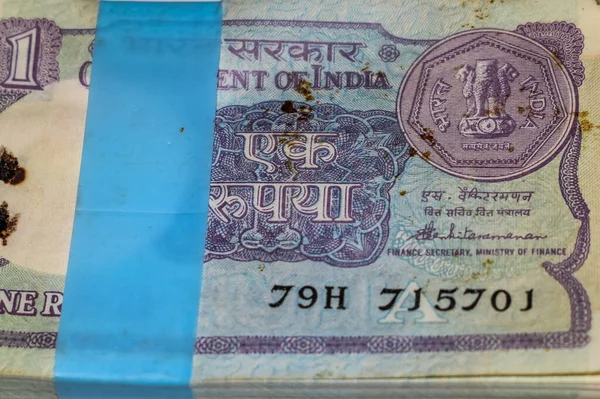 一张旧卢比钞票放在桌上 印钞放在转盘上 旧印度元钞票在转盘上 印度元钞票在桌子上 — 图库照片