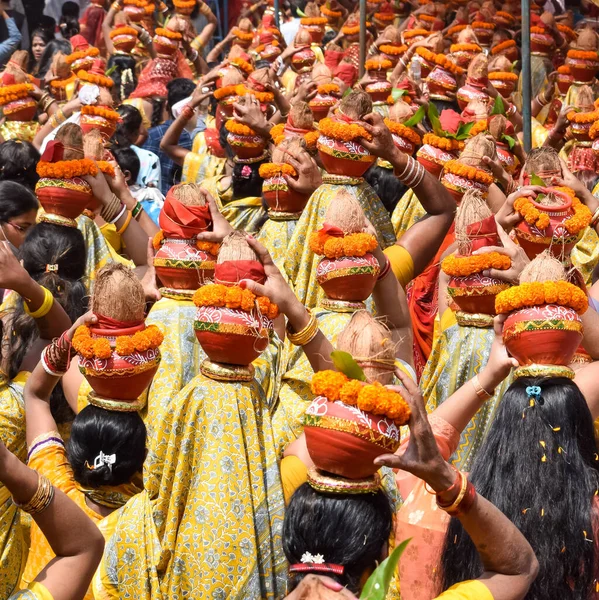 Kobiety Kalashem Głowie Podczas Jagannath Temple Mangal Kalash Yatra Indyjscy — Zdjęcie stockowe