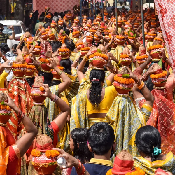 Mujeres Con Kalash Cabeza Durante Mangal Del Templo Jagannath Kalash — Foto de Stock